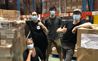 Les volontaires du projet "Nourrir ton été et ta communauté" lors d'une journée de bénévolat à Moisson Montréal